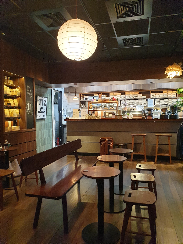 큰 원형 종이 조명으로 차분한 느낌을 만들었다.