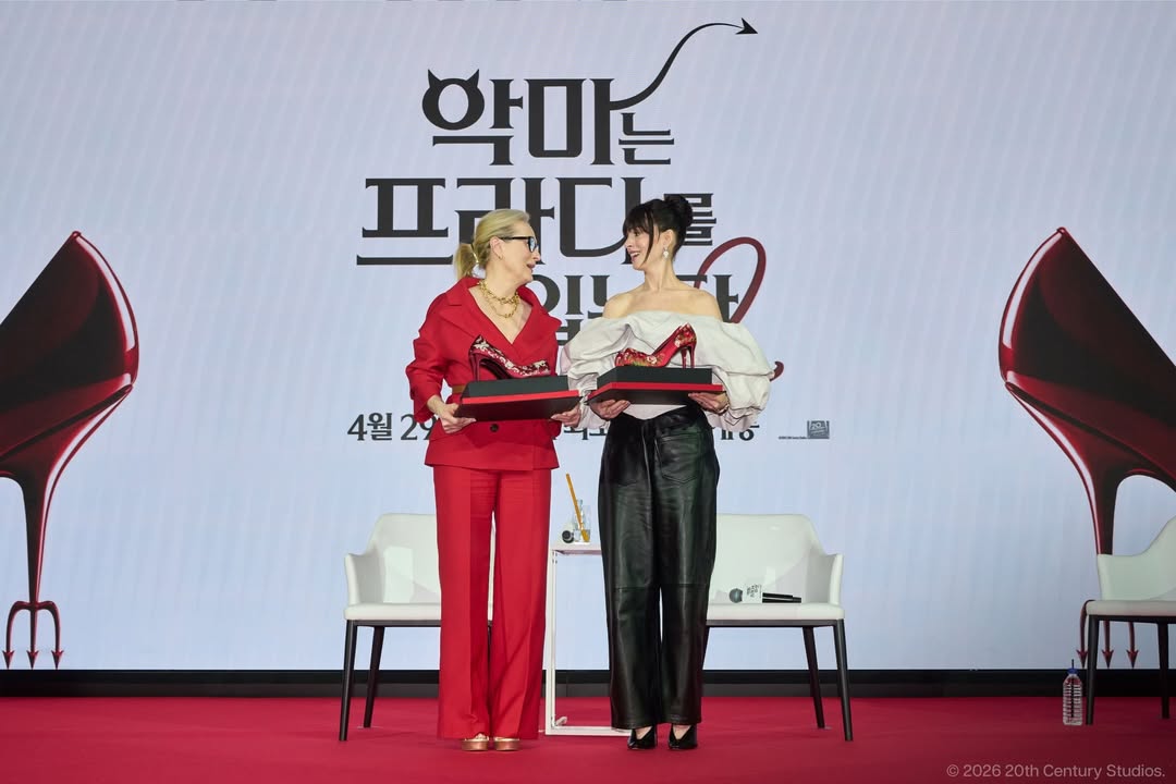 '악마는 프라다를 입는다2' 영화 홍보차 한국을 방문한 메릴 스트립, 앤 해서웨이가 기자간담회에서 한국 무늬 자수가 들어간 빨간 꽃신 하이힐을 선물로 받았다