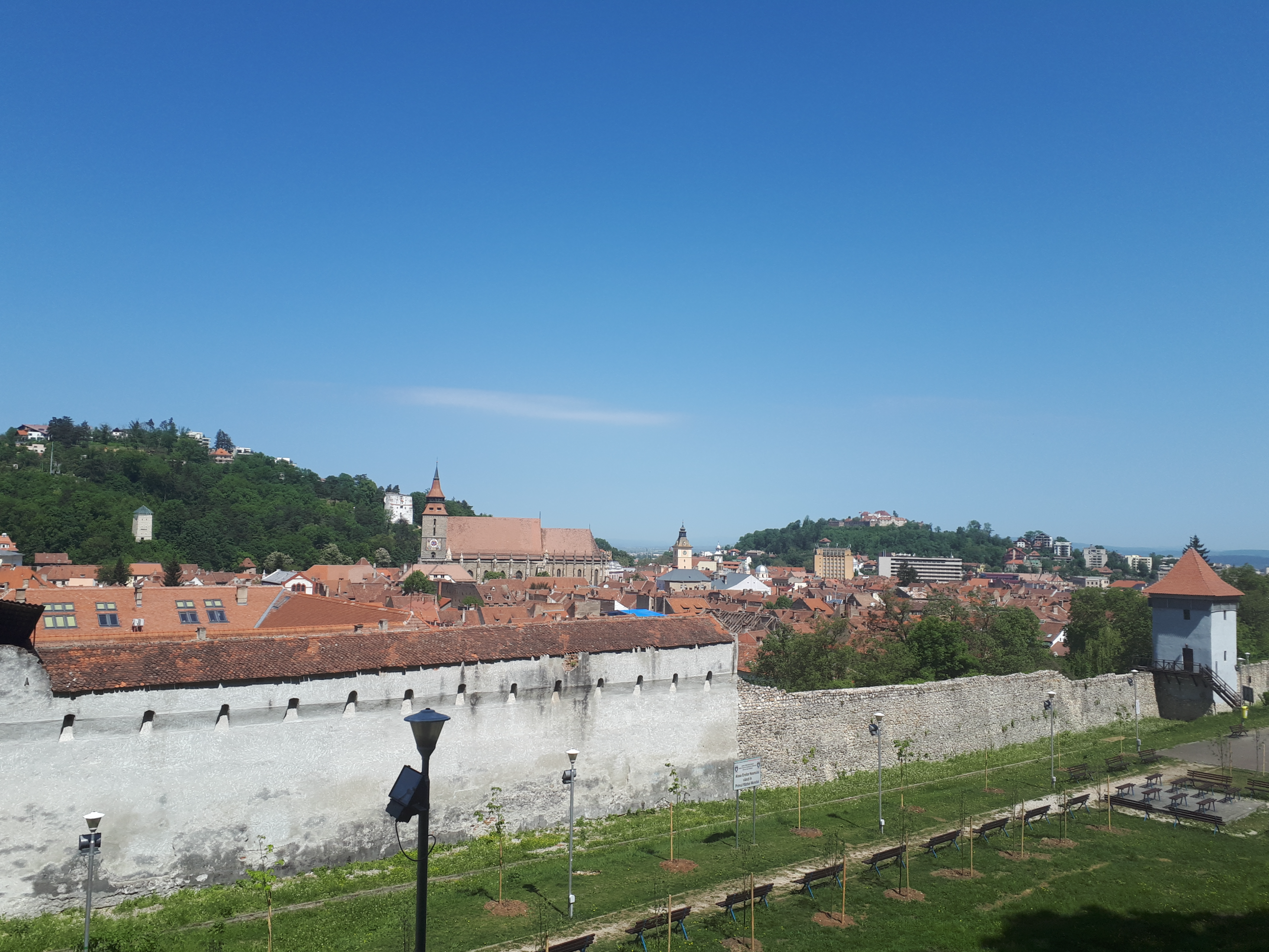 루마니아 브라쇼브 그라프트 요새 너머로 보이는 블랙 처치와 중앙 광장의 구 시청사