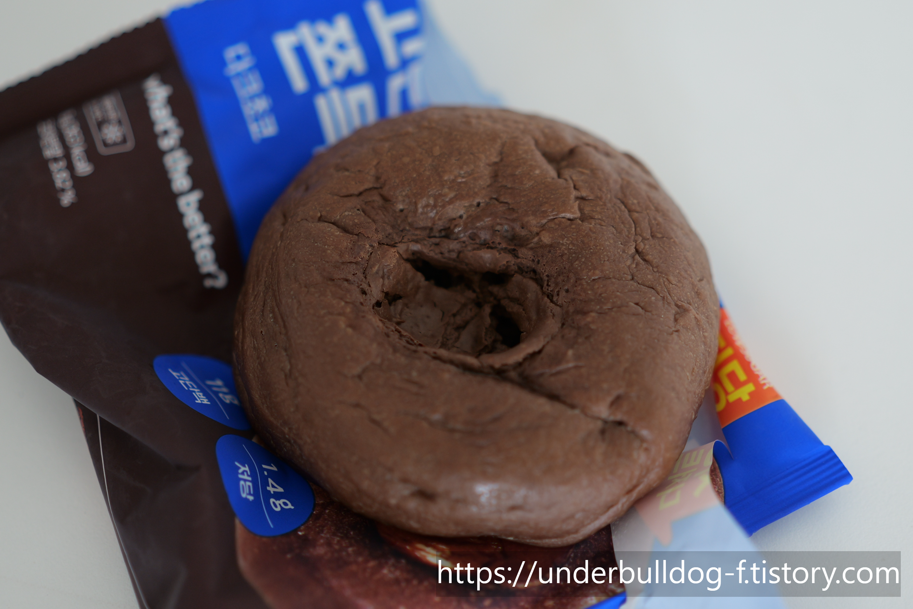 짭짤함과 쌉싸름함이 한입 안에서 같이 느껴졌던 GS25 식단빵