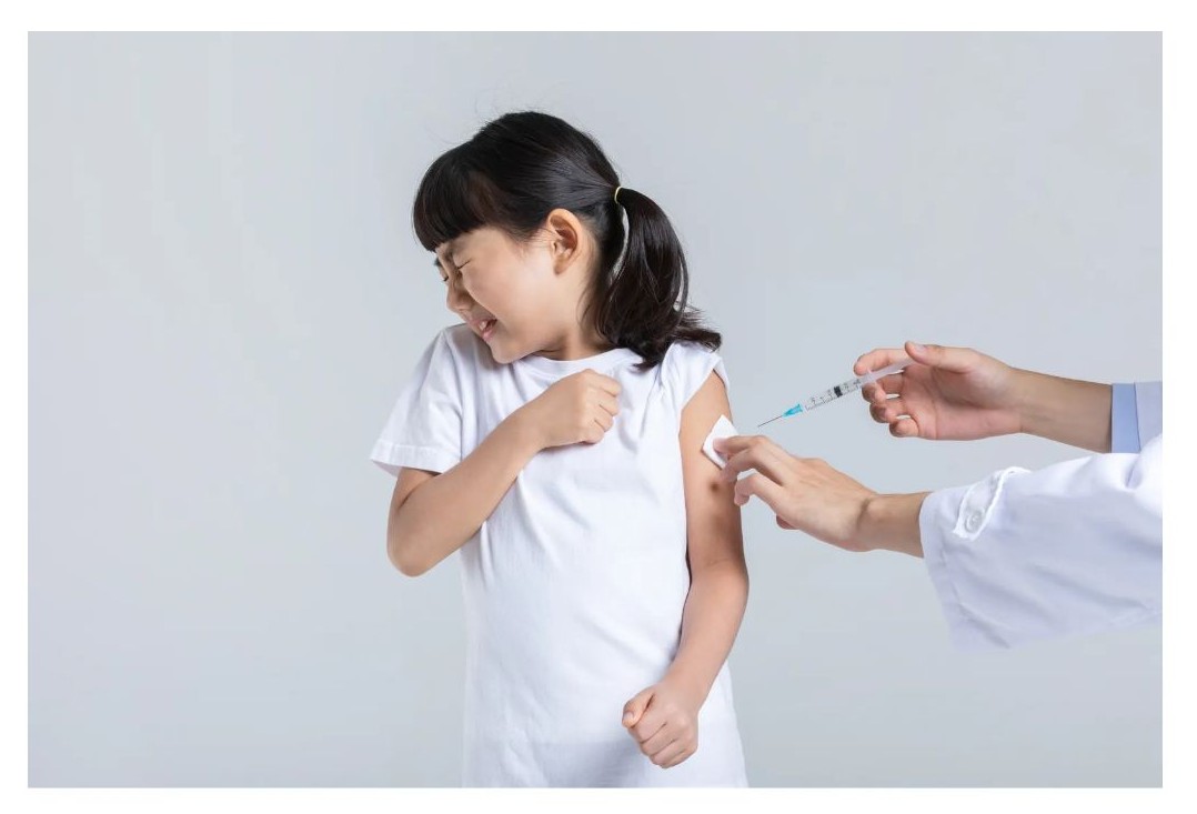 아이가 주사 맞는 이미지