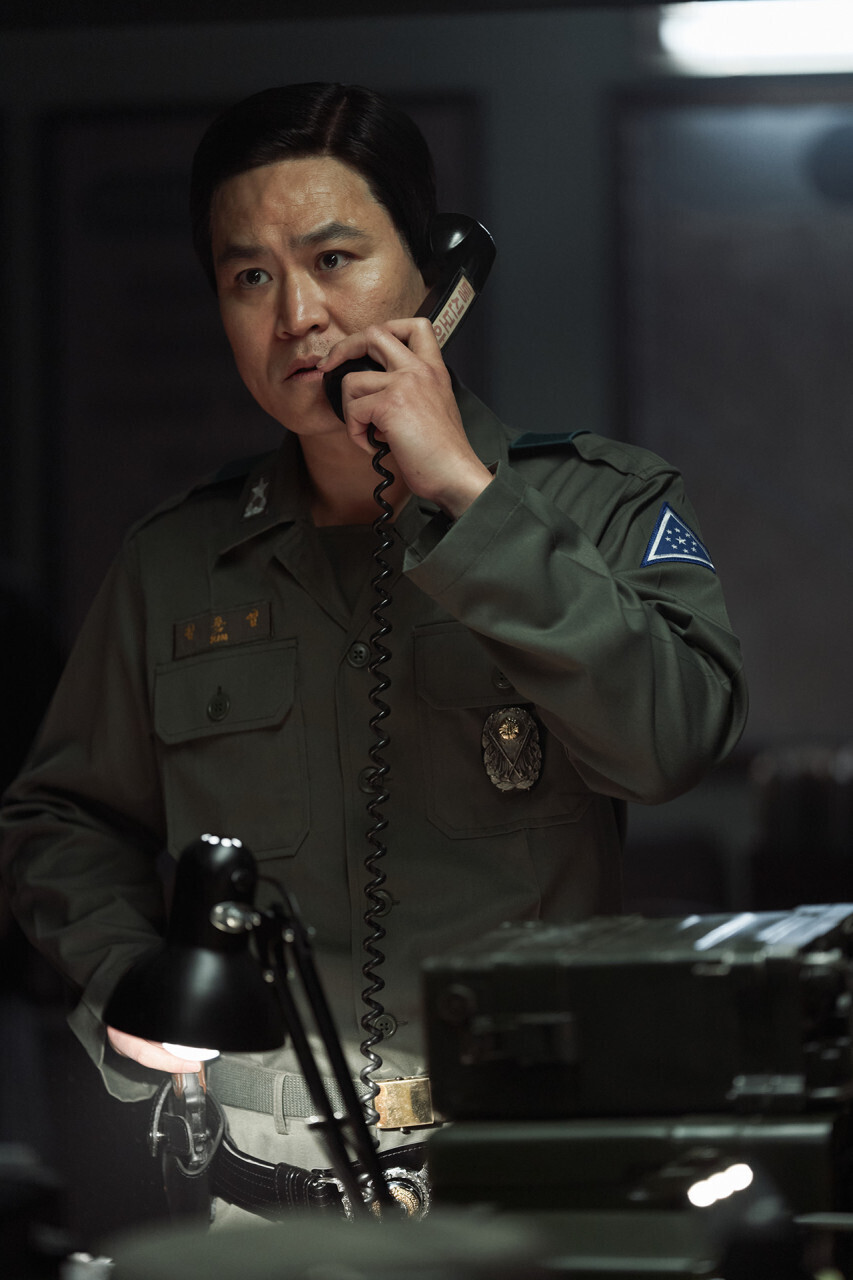 서울의 봄 전화 받는 신