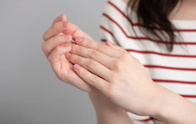 손이 간지러운 여성