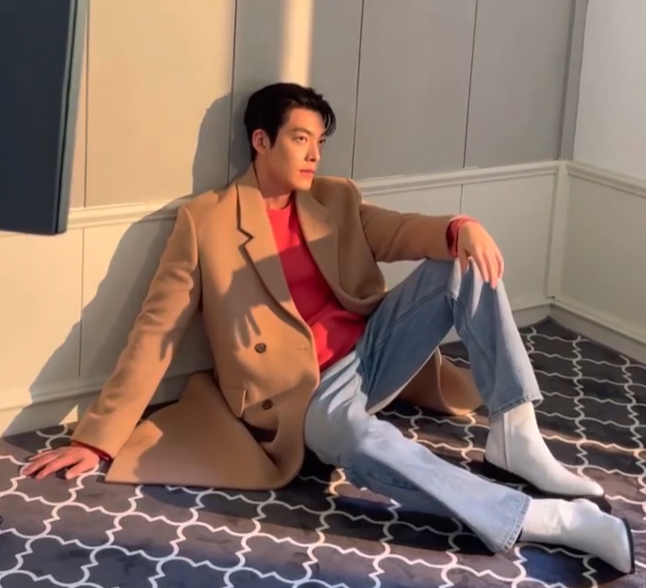 김우빈 프로필 작품활동 연애 신민아 결혼 투병 결별 드라마 영화 넥플릭스