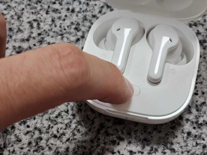 QCY-T13-이어버드-리셋버튼