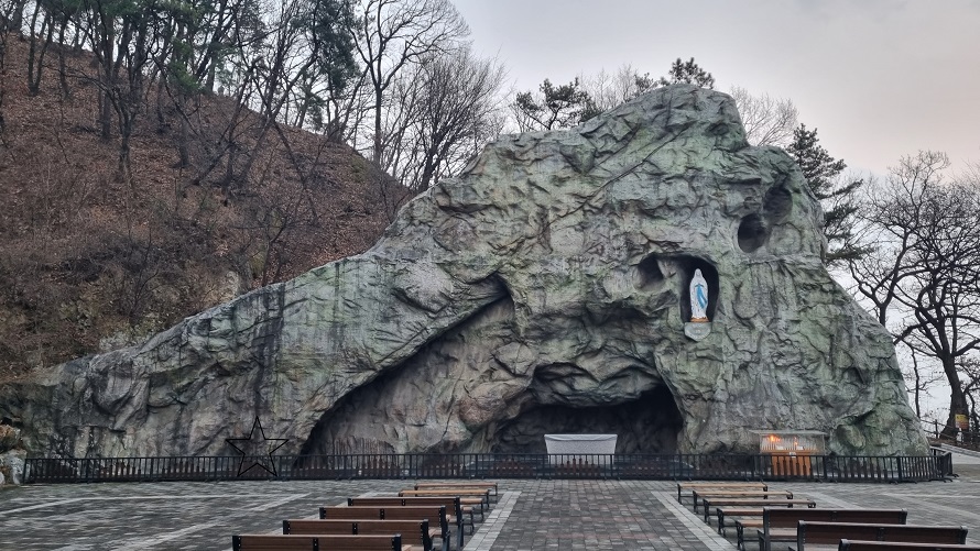 감곡성당 성모동산, 성모동굴 사진입니다.