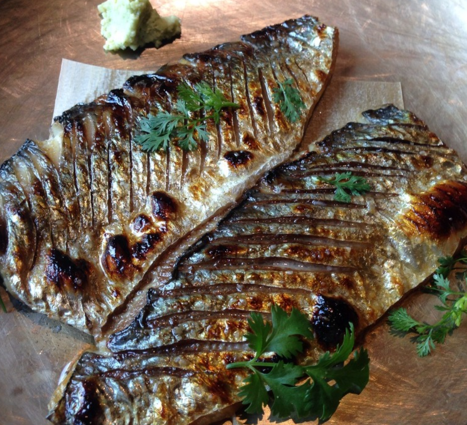 청어가 맛있게 구워져 있다.
