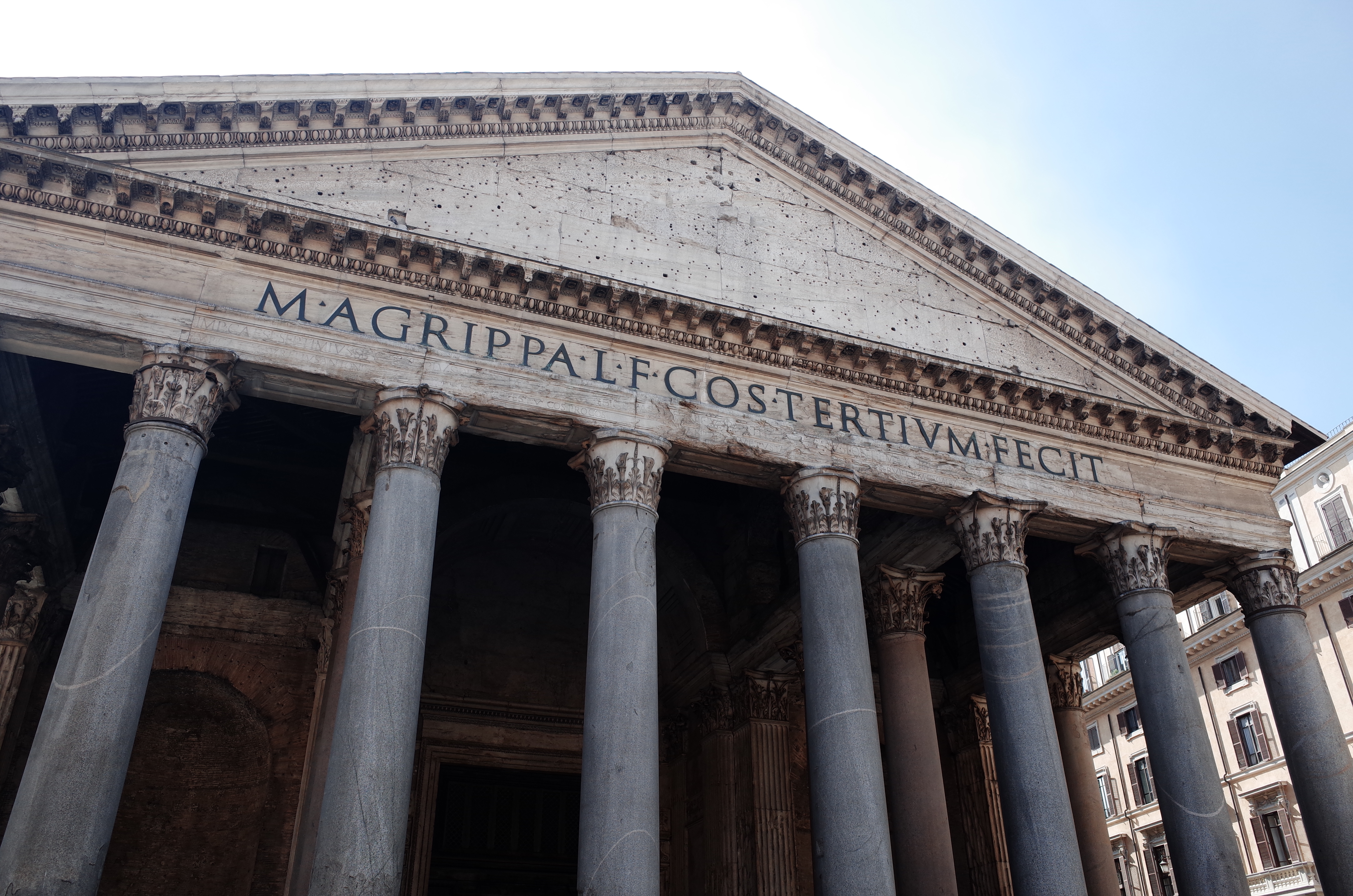 정면에서 바라본 로마 판테온의 거대한 코린트식 기둥과 상단부의 라틴어 각인 전경