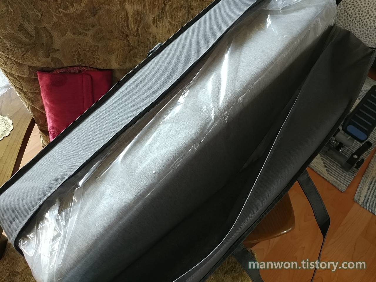 겉에는 천 재질의 가방이 있고 그 안에 제품이 비닐에 한 번 더 싸여 있습니다.