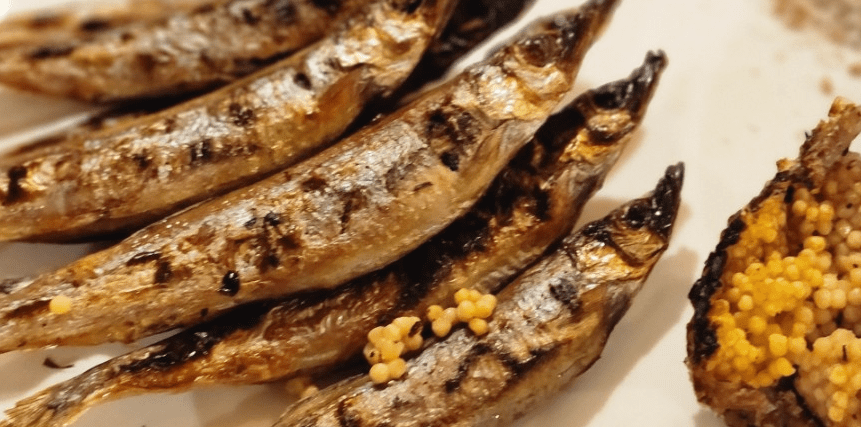 접시에 담겨 있는 도루묵 여러 마리