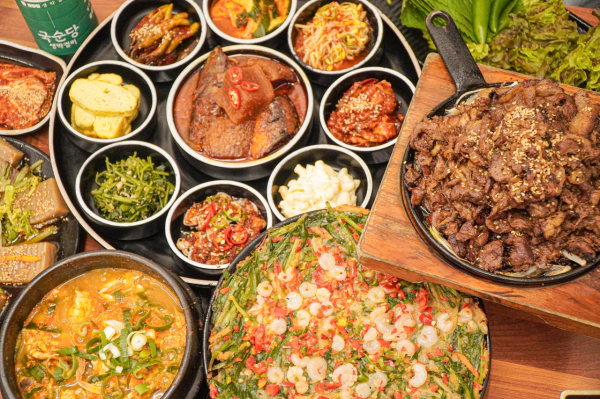 기다려야 제맛 14첩 숯불고기 한 상
