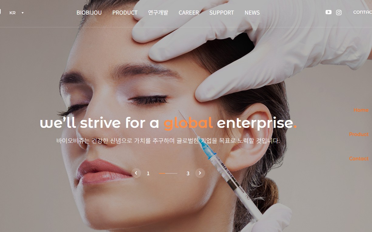 외국-여성이-얼굴에-주사를-맞고-있습니다.