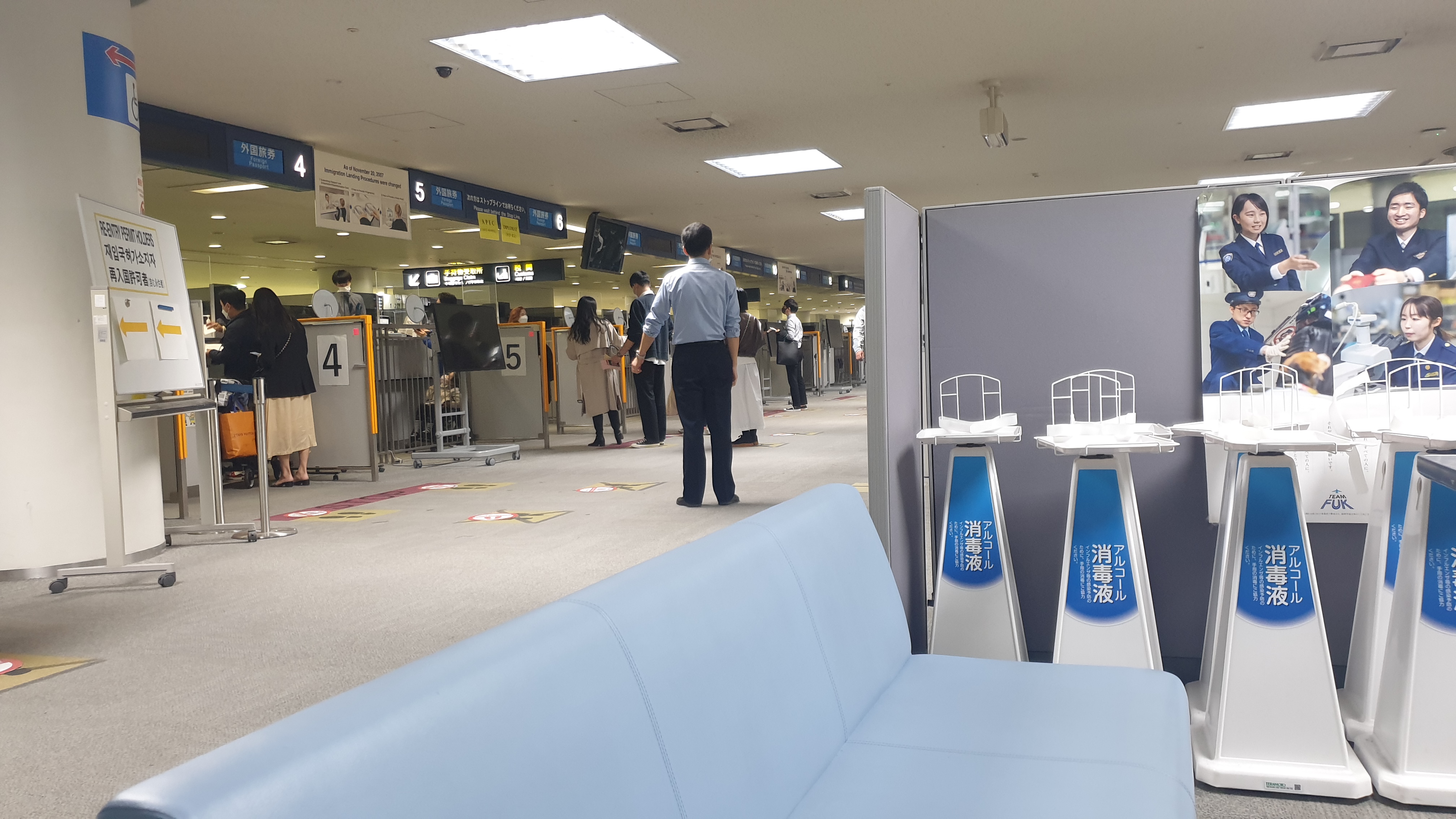 이름때문에 통과하지 못하고 한켠에 억류되어있는 상태