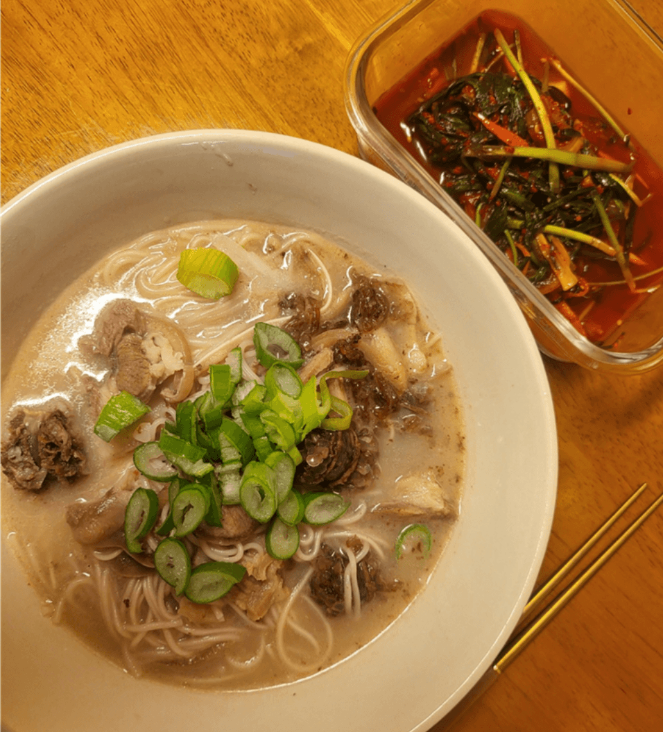 완성된 순대국밥에 소면 추가해서 먹는 모습