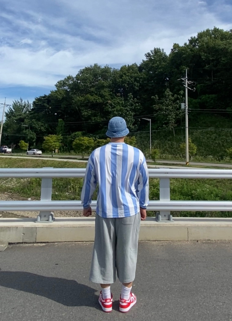 데일리룩('26. 7. 11.)루오에스펙 데님버킷햇 벙거지, 필루미네이트 아르헨티나 스트라이프티셔츠, 무신사스탠다드 버뮤다팬츠, 나이키 양말, 나이키 덩크로우 레트로 유니버시티레드
