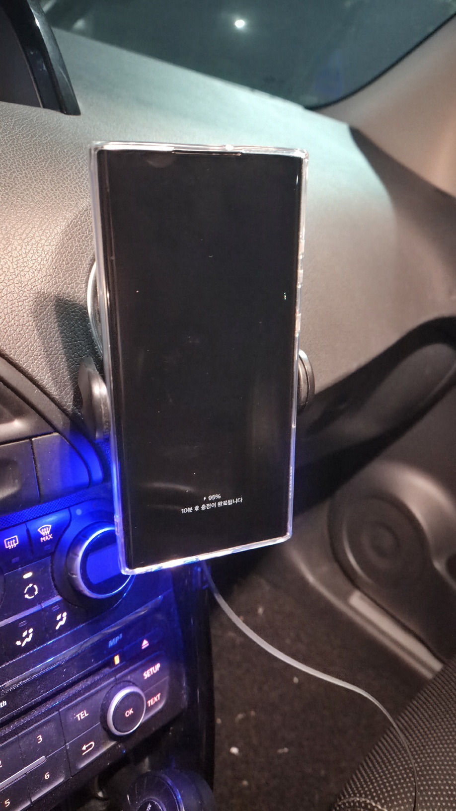 갤럭시 s22를 무선충전거치대에 거치