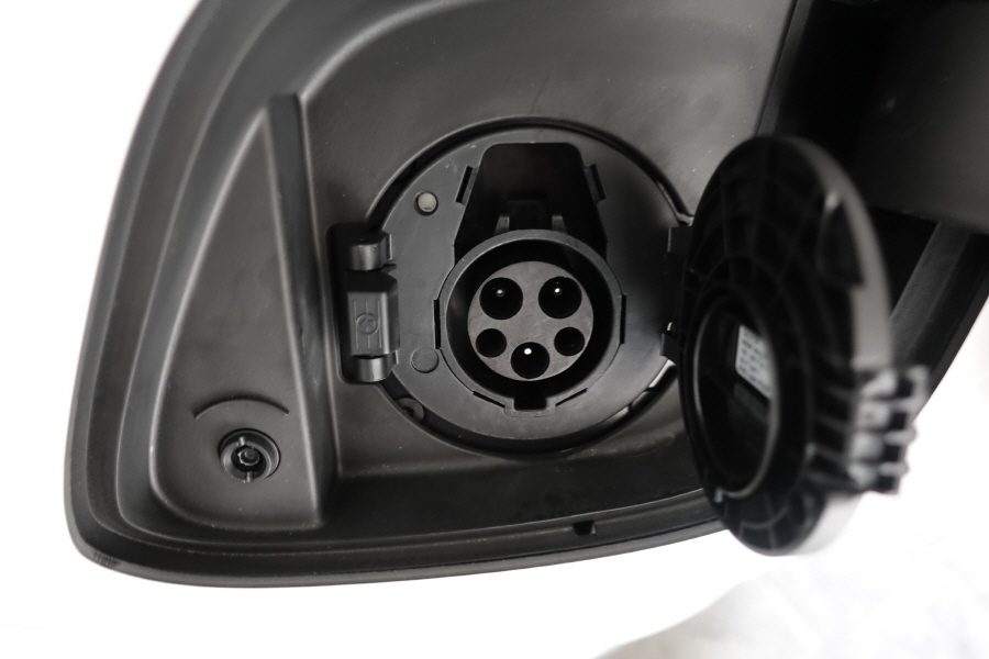 GLC 300e 쿠페 외부디자인 전기충전소켓