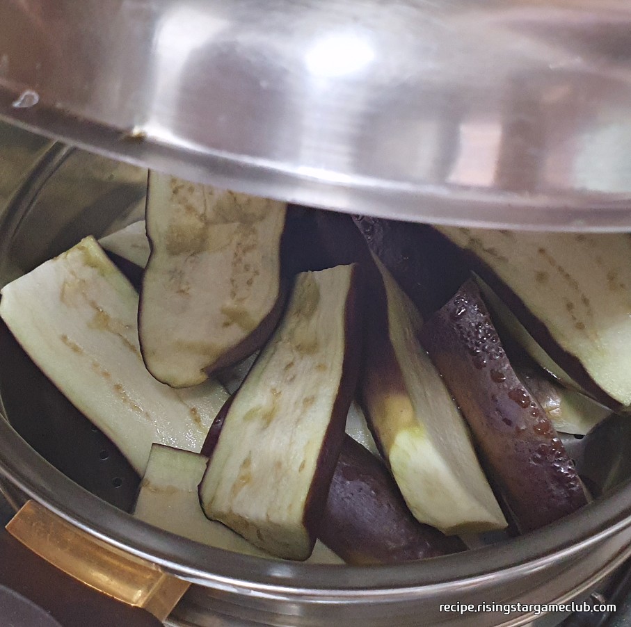 가지 무침을 하기위해 쪄진 가지 사진