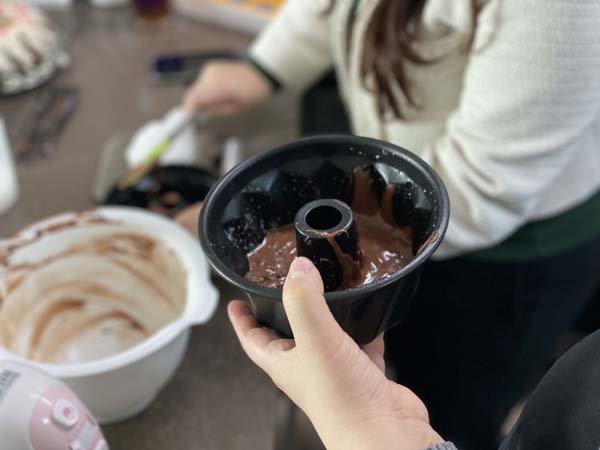 케이크 틀에 반죽넣기