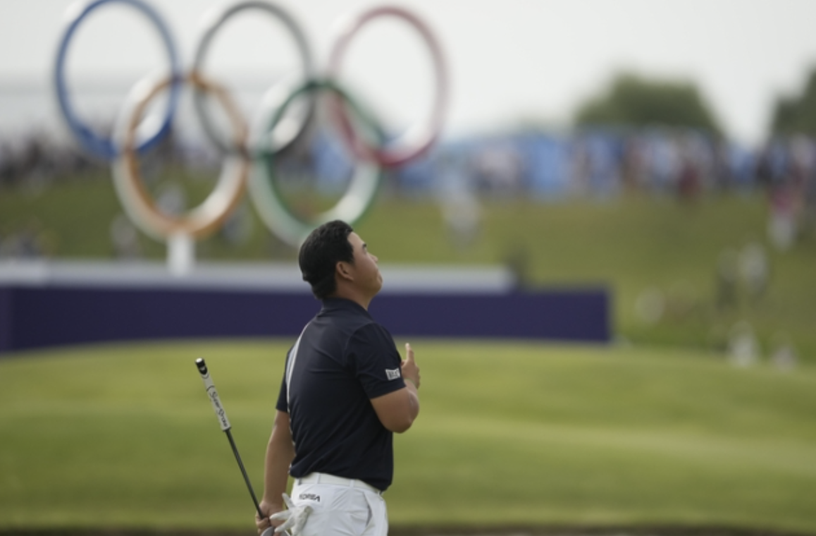 2024 파리올림픽 골프 최종라운드를 마친 후 아쉬운 마음에 눈물을 흘리며 홀아웃 하는 김주형