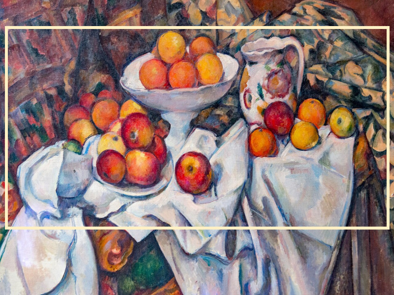 폴 세잔의 『사과와 오렌지가 있는 정물』 중앙 강조 장면, 과일과 접시의 구성이 돋보이는 구도