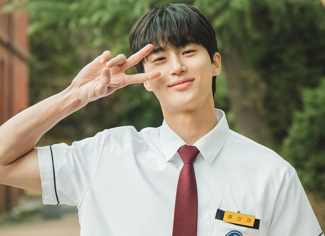 교복입고-브이하며-미소짓는-변우석-배우