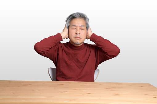 귀가 먹먹한 증상 8가지와 이유 및 해결 방법