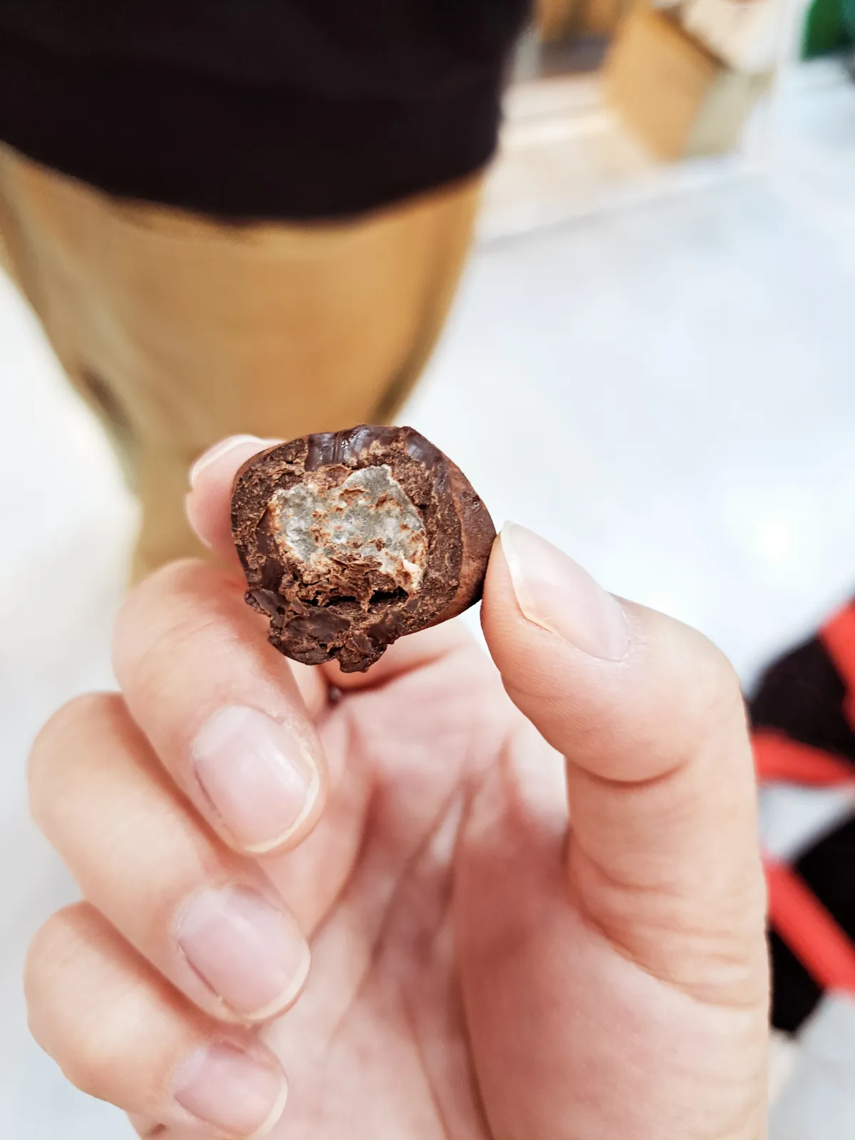 2024-서울-카페쇼-초콜렛-시식-단면-손가락