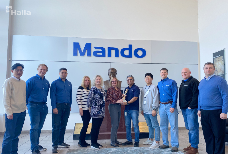 SOY 상패를 들고 서 있는 만도 America 임직원들