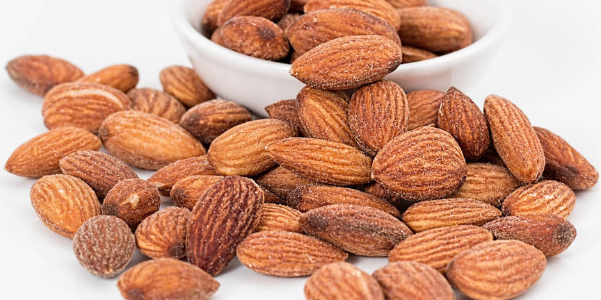 아몬드가 그릇과 함께 쌓여 있다