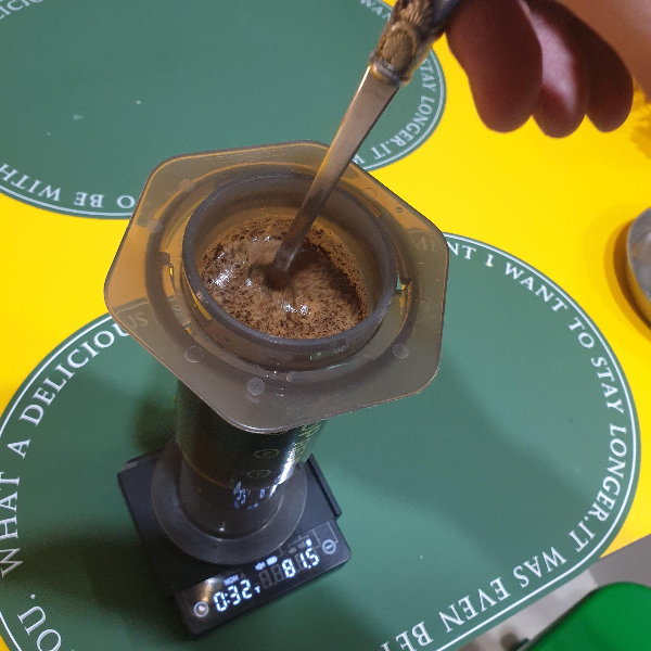 에어로프레스 안에 있는 물과 커피가 잘 섞이도록 저어준다.