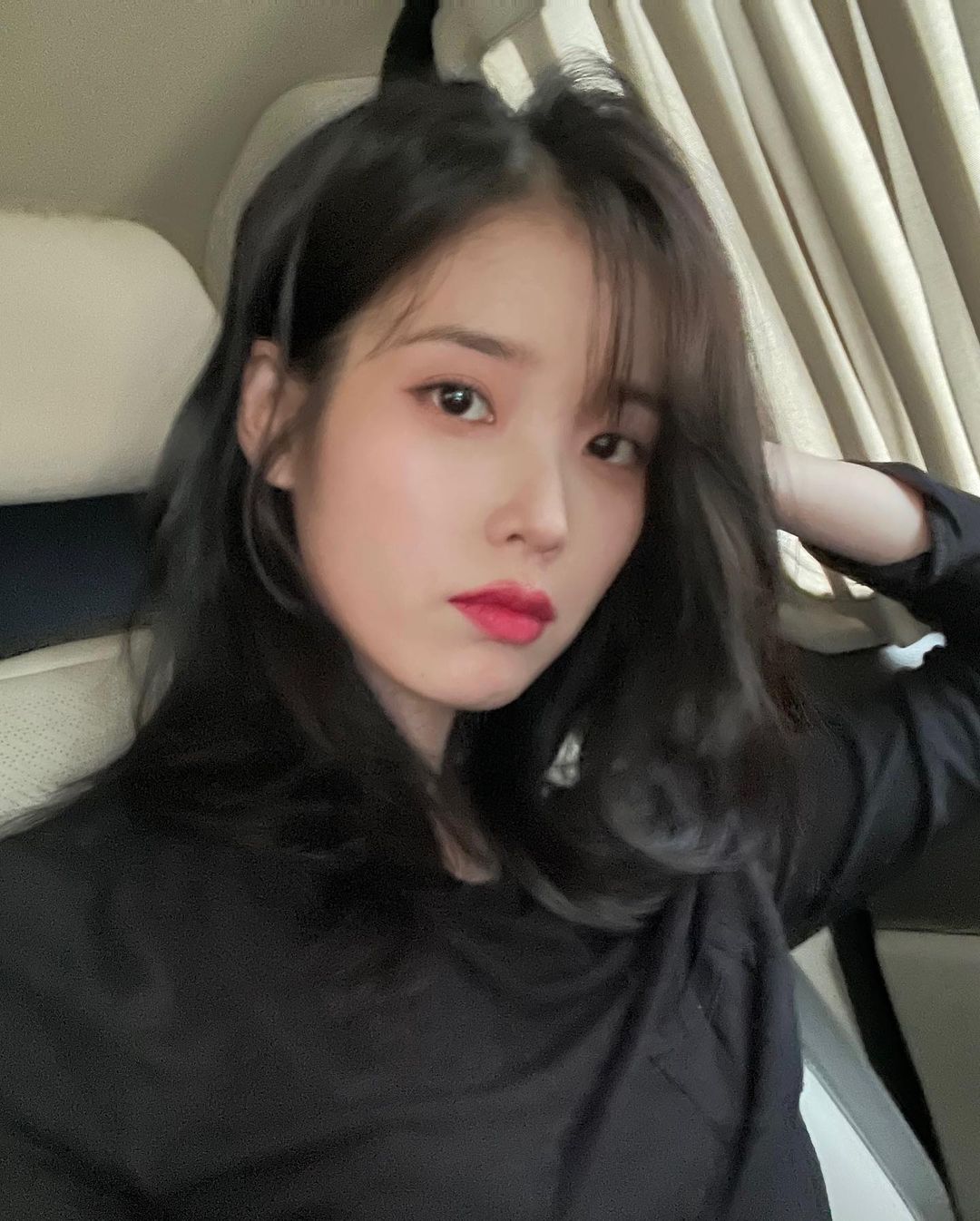 아이유의 블랙 셀카룩&#44; 영화 브로커가 천만 갔으면...