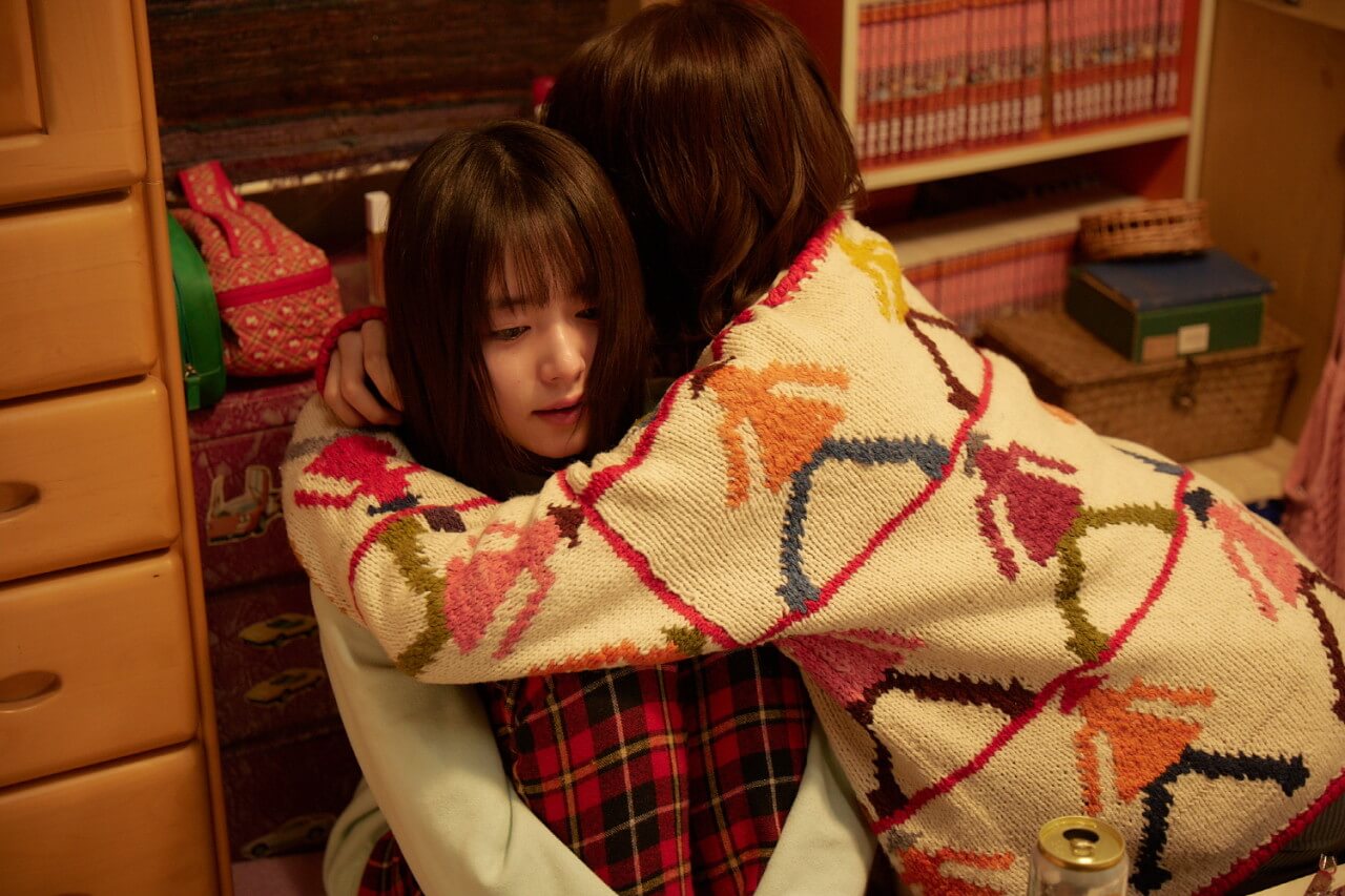 상처받고 세상과 단절된 채 살아가는 이이즈카를 위로하는 친구의 포옹