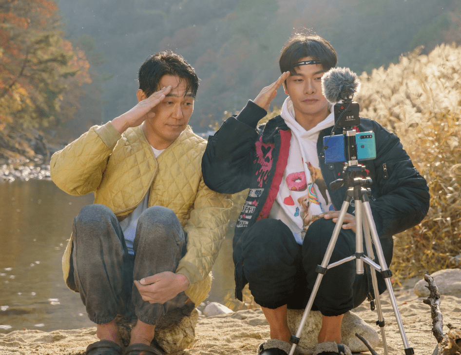 웅남이와-조말봉이-경례하는-모습
