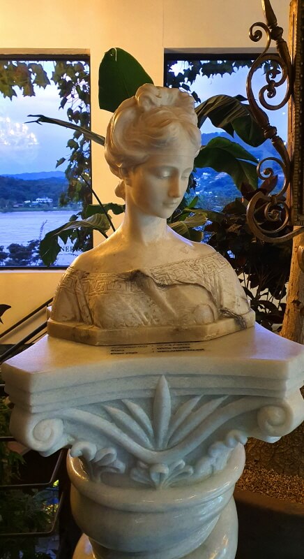 카페-대너리스-내부-유럽풍-조각상