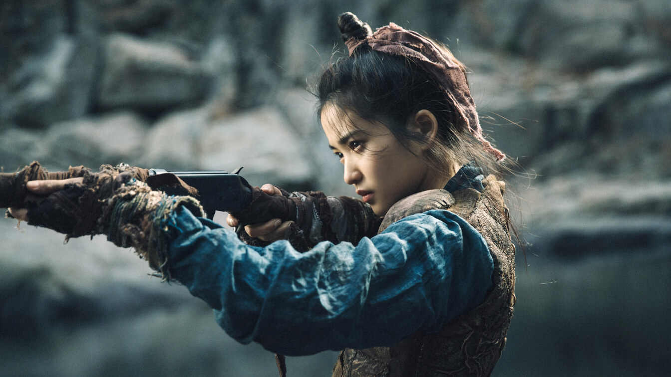 여주인공이 총을들고 집중하고 있는 장면