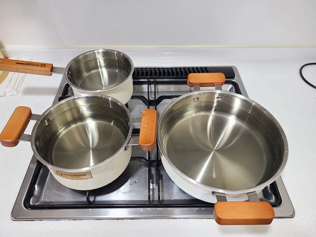 식초물을 가득 넣고 가스레인지에 올려놓은 세개의 냄비