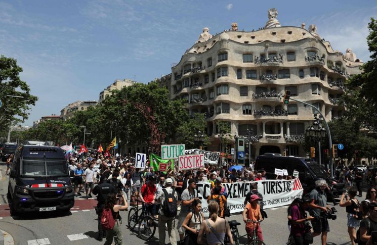 오버투어리즘 과잉관광 스페인 이탈리아 포르투갈 관광세 지속가능관광