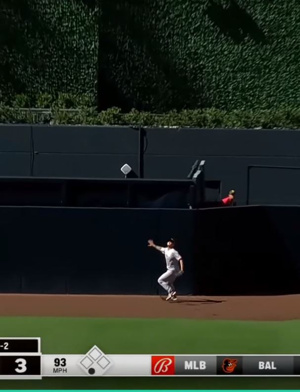 가운데 담장 앞에 서 있는 신시내티 중견수