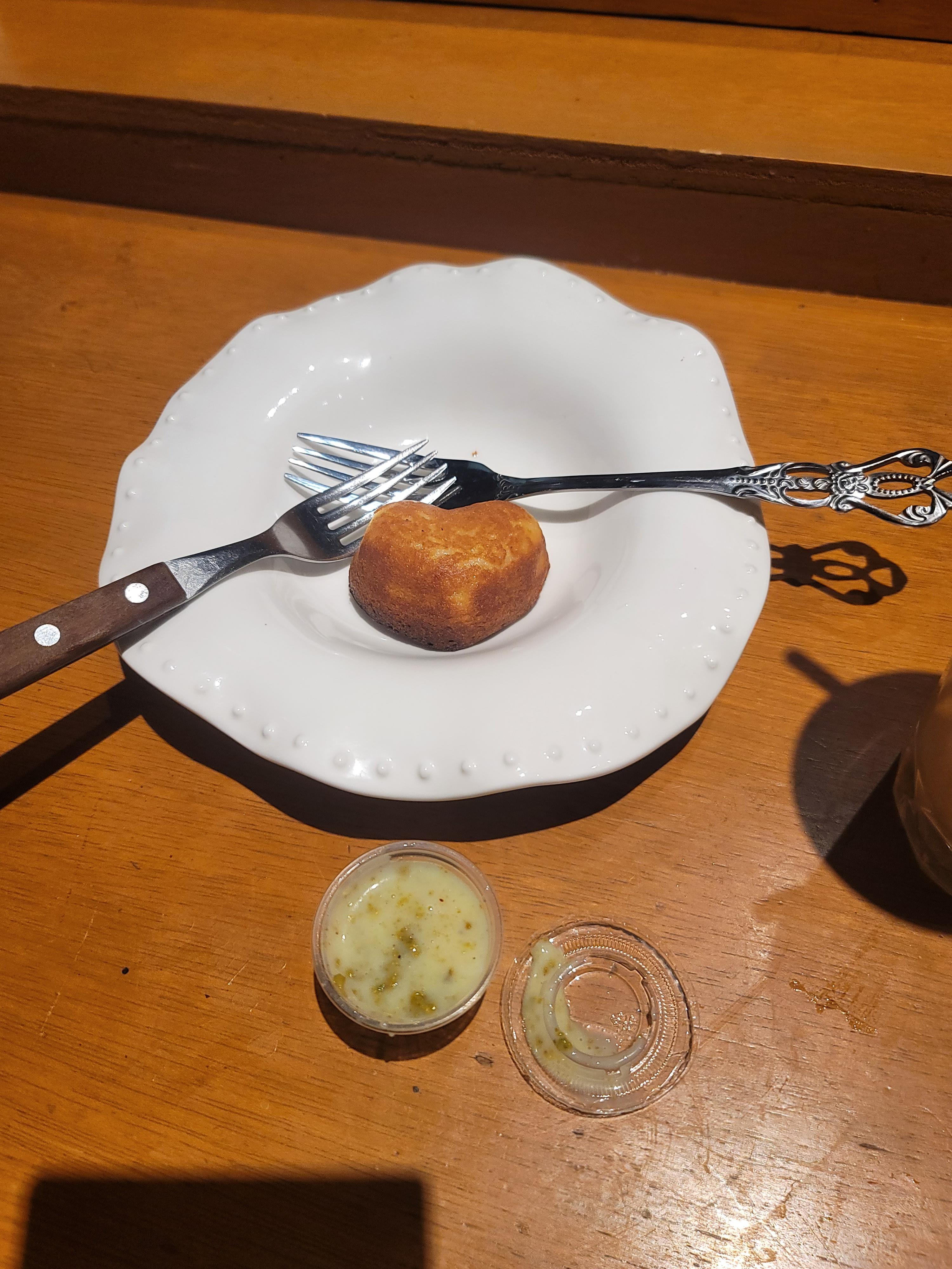 플루니 카페 상하이 버터떡과 피스타치오 연유