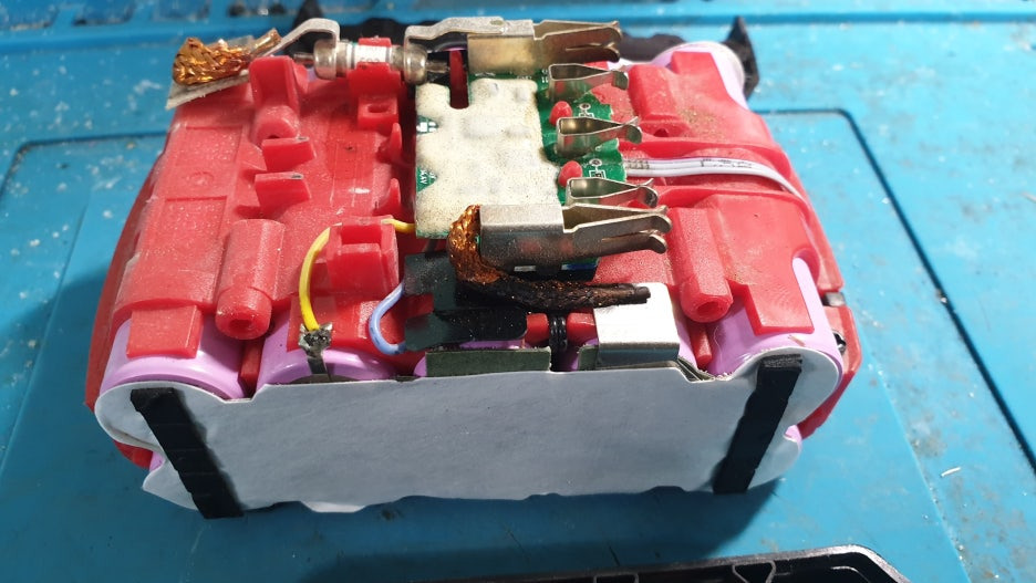 보쉬 18V 6A 배터리 내부