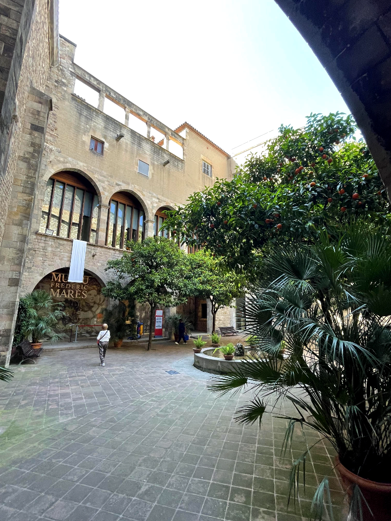 프레데릭 마레스 옆 안뜰