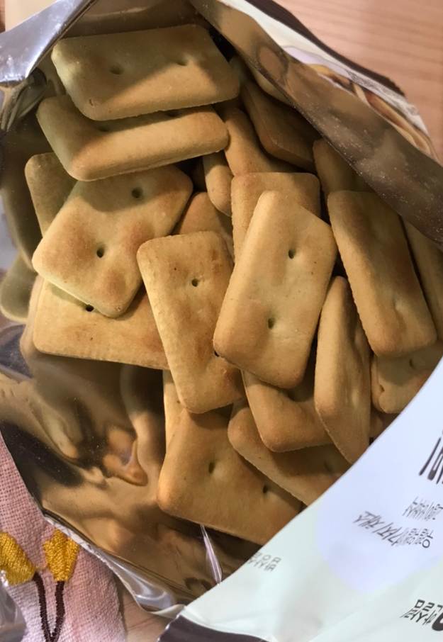 건빵 비닐포장지를 뜯은 후 보이는 건빵의 모습입니다.