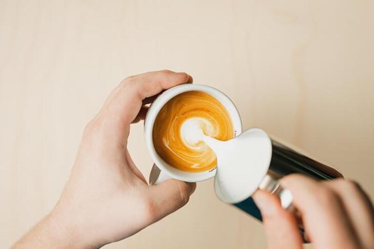 라떼아트 따르는 방법 - 하트