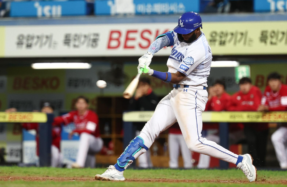 2025 준플레이오프 4차전 SSG 랜더스와 삼성라이온즈 경기 중 8회말에 삼성 디아즈가 투런 홈런을 치는 장면