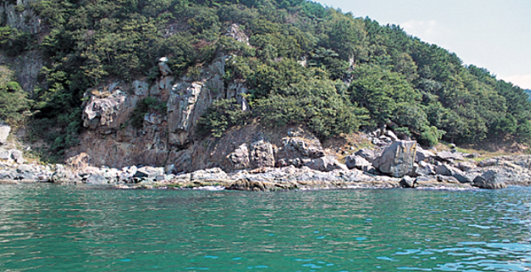 산과 바다가 만나고 물속 돌밭이 발달한 지형의 사진