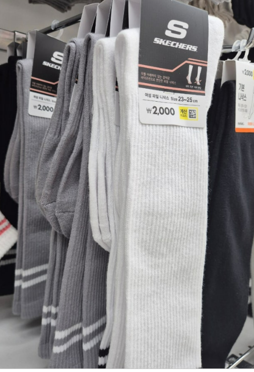 다이소 스케쳐스 니삭스