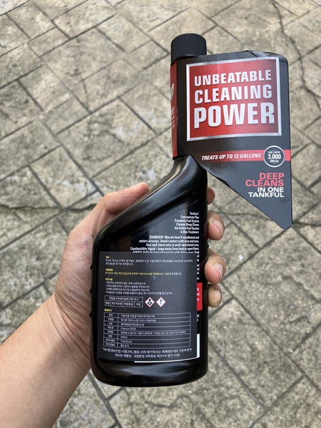 쉐브론 테크론 연료 첨가제 전면 라벨 &ndash; Unbeatable Cleaning Power 문구와 사용 용량 표시