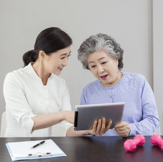 노인돌보는모습