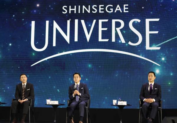 6월 8일 오전 코엑스에서 열린 &#39;신세계 유니버스 페스티벌&#39;에서 (왼쪽부터) SSG닷컴 이인영 대표&#44; 이마트 강희석 대표&#44; 지마켓 전항일 대표가 질의에 답하고 있다.